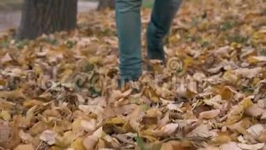 脚靴在落叶上漫步户外，以秋季自然为背景，生活时尚潮流风格